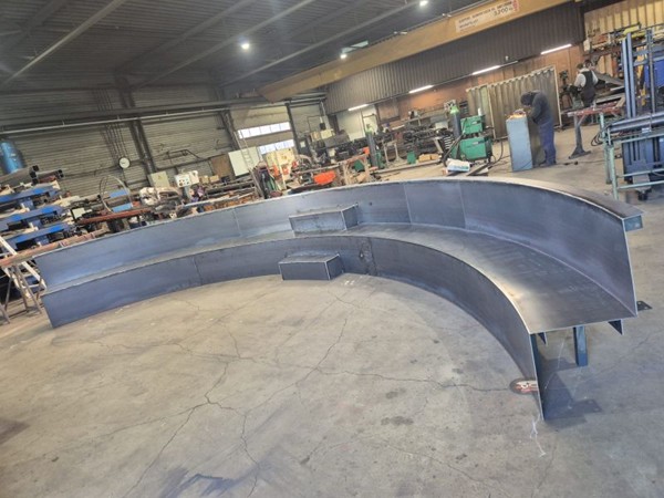 halfronde zitbank cortenstaal 8 meter Groningen tuinproject